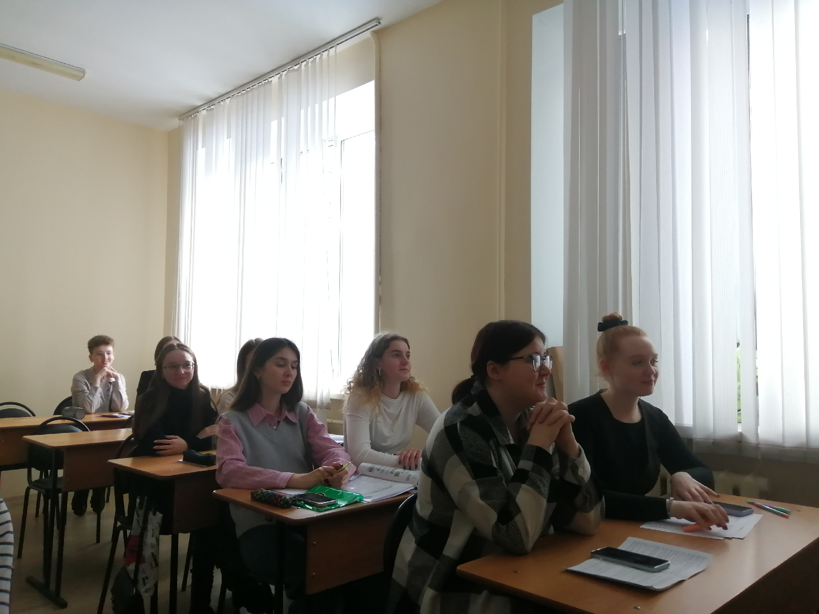 14 декабря доцент кафедры ВИиО Семина Наталья Викторовна провела круглый стол на тему: Профилактика кибербуллинга в молодёжной среде со студентами 3 курса профиля История. Обществознание